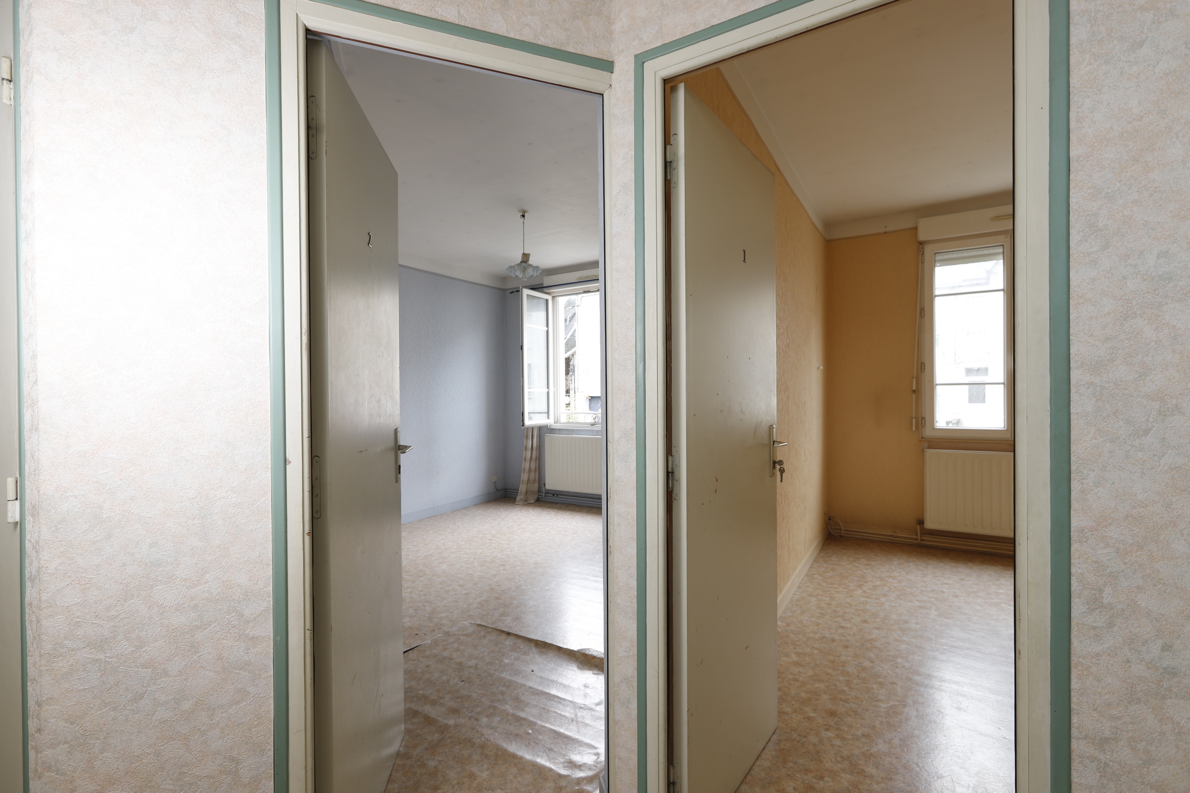 Avant - couloir vieux papier peint